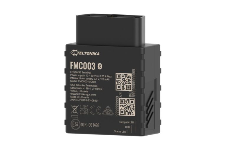 Teltonika FMC003: een compacte zwarte OBD-tracker die in de OBDII-aansluiting van de auto wordt geplugd