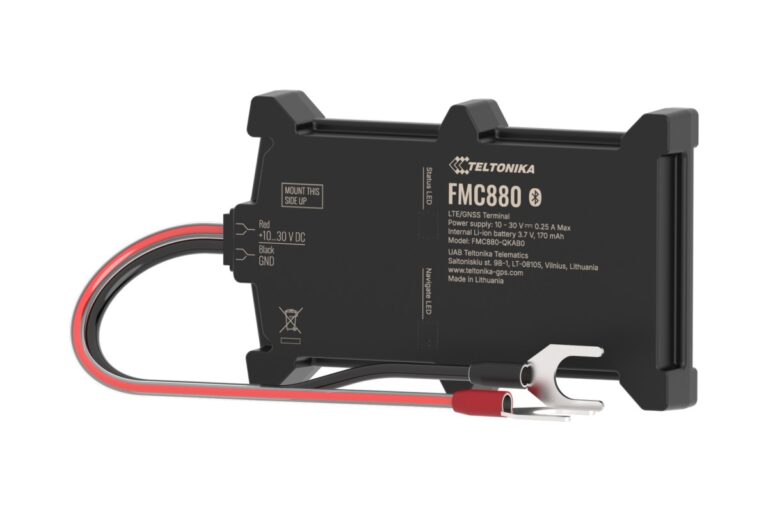 Teltonika FMC880: een platte, spatwaterdichte tracker met klemconnectoren voor snelle montage op 12 of 24 volt